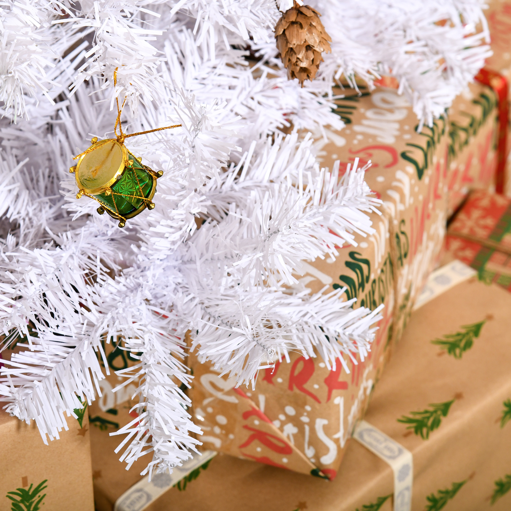 Magán: Sapin Arbre de Noël Artificiel Blanc 150 cm 680 Branches avec Nombreux Accessoires variés